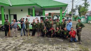 Panji Bangsa Jember Gelar Resik-Resik Musholla dan Halaman Kantor PCNU Jember